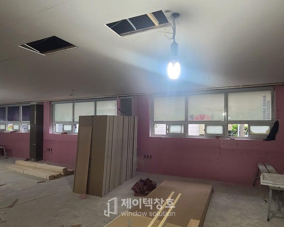 창호가 설치되고 있는 분홍색 벽면 공간