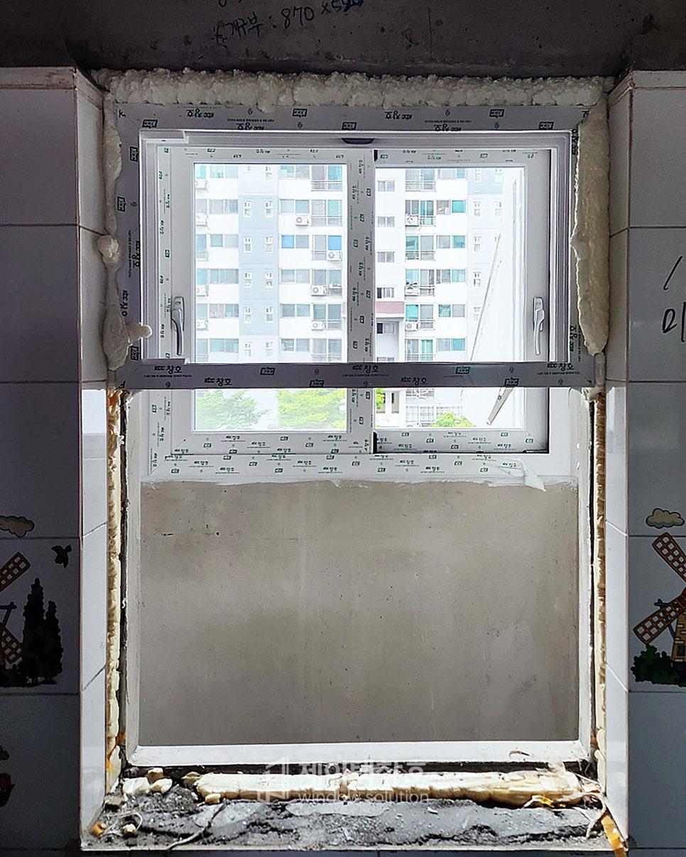 창호 프레임과 벽면 사이를 채운 발포재 마감 상태