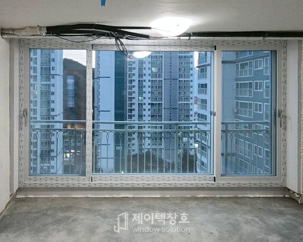 흰색 프레임이 들어선 창가