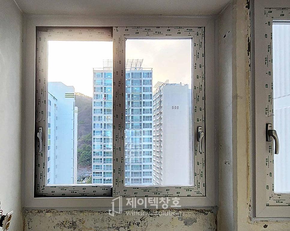 마감 전 노출된 상태의 창호 프레임과 외부 풍경