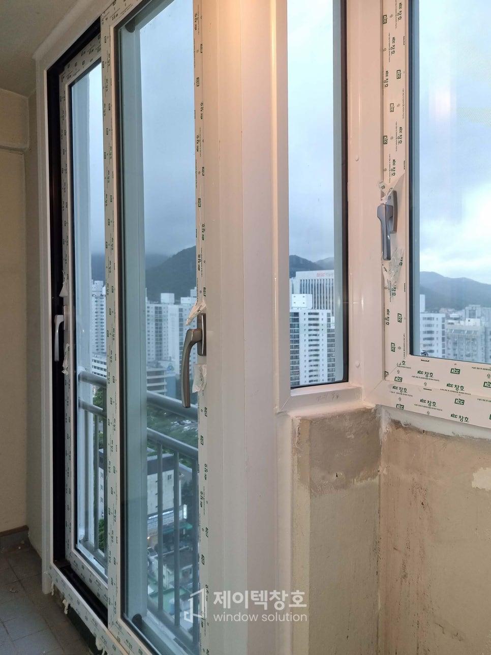 창틀 주변 보드와 마감 상태가 보이는 근접 샷