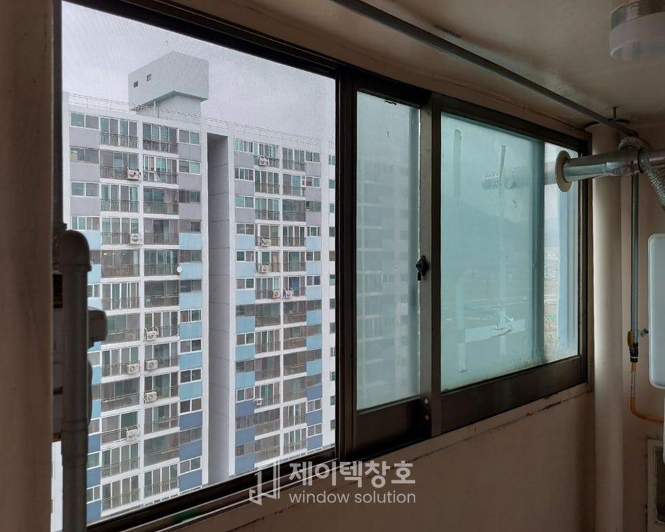 고층 아파트 풍경이 시원하게 보이는 안방 창가