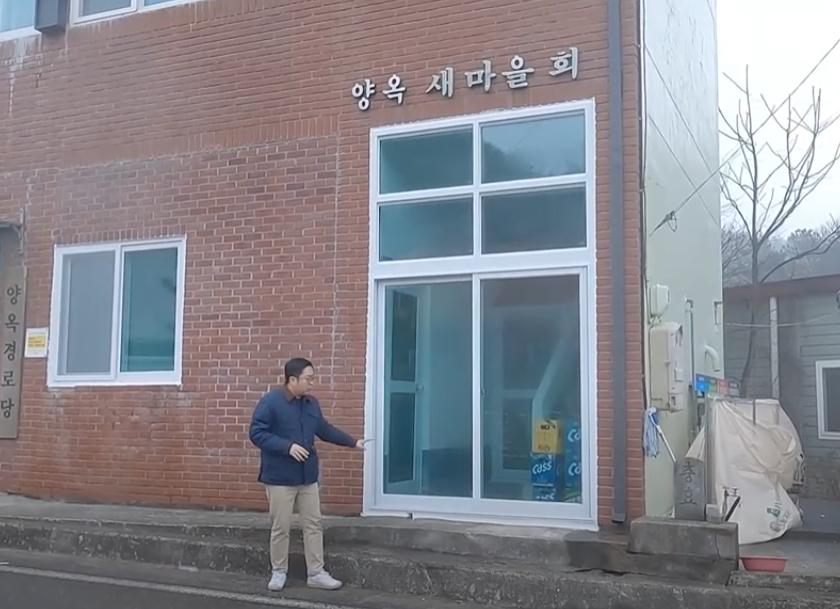벽돌 벽과 큰 유리창이 설치된 건물 외부 전경