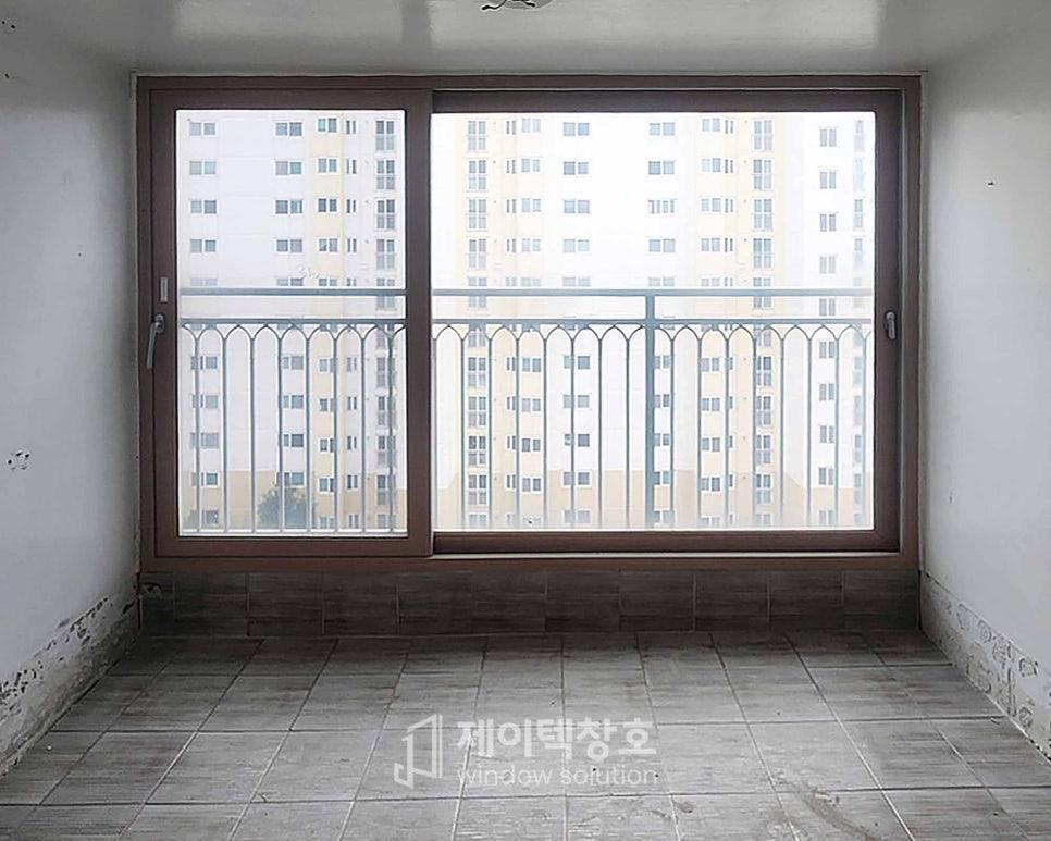 타일 바닥 위로 설치된 발코니 슬라이딩 창호