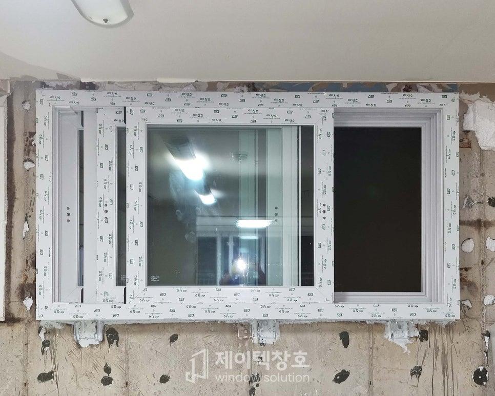 벽면과 프레임 사이를 채운 흰색 보조재