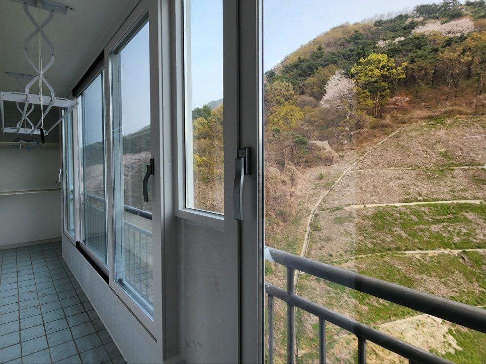 검은색 난간이 설치된 발코니 창호 주변