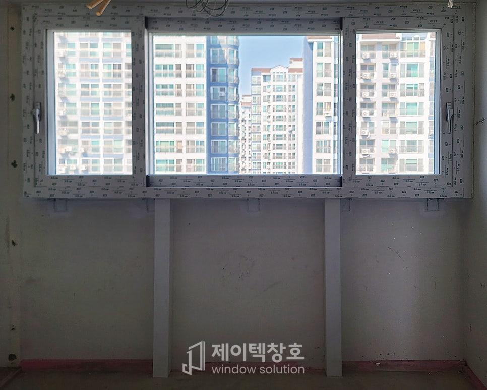 창호가 열린 상태로 외부 건물이 보이는 모습