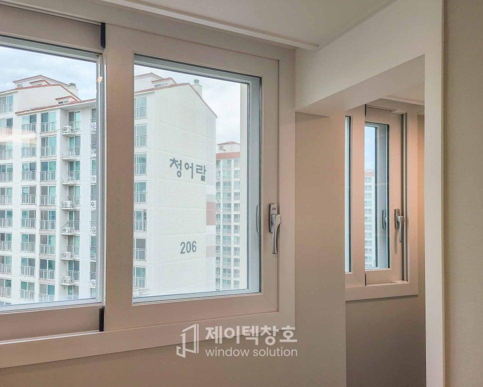 밀착 시공된 창호 프레임과 유리 패널 근접 샷