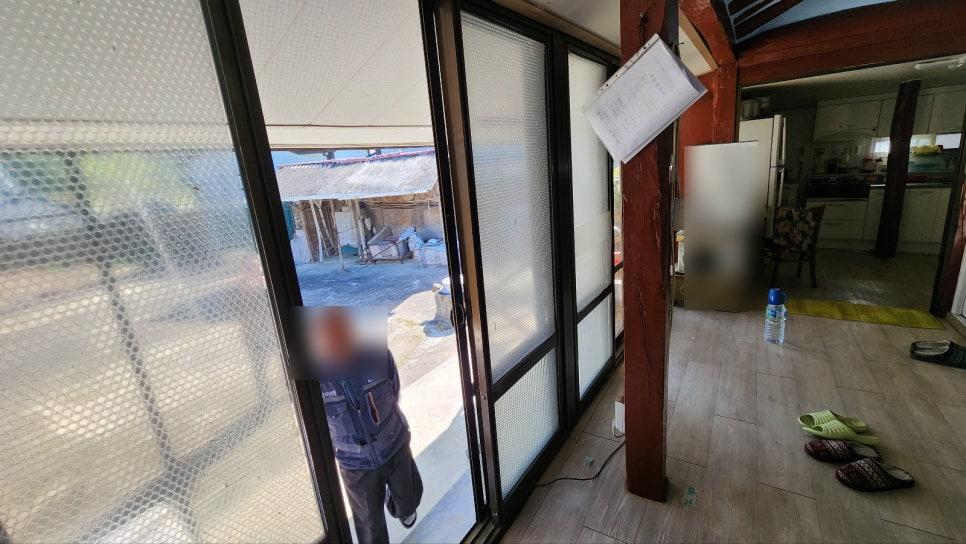 실내 타일 바닥에서 외부로 연결되는 슬라이딩 도어