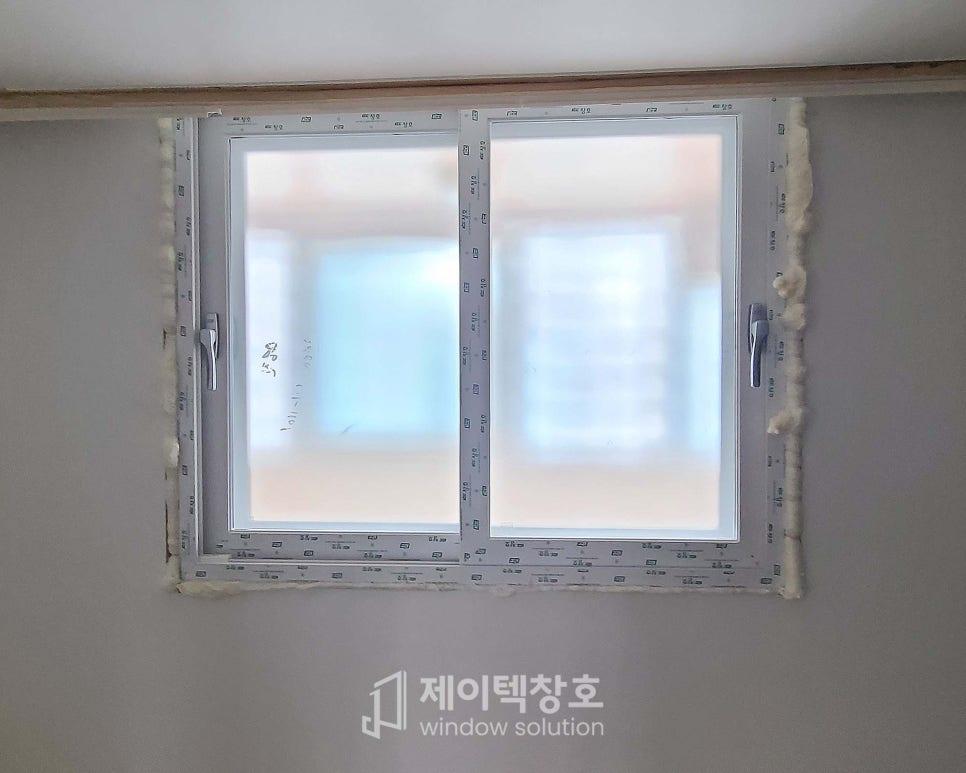 틈새를 메우기 위해 발포재가 채워진 창호 테두리