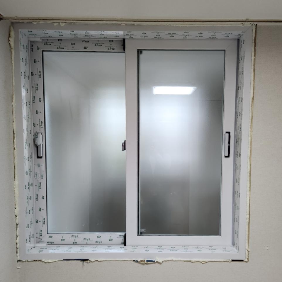 흰색 프레임과 주변 보드의 마감 상태