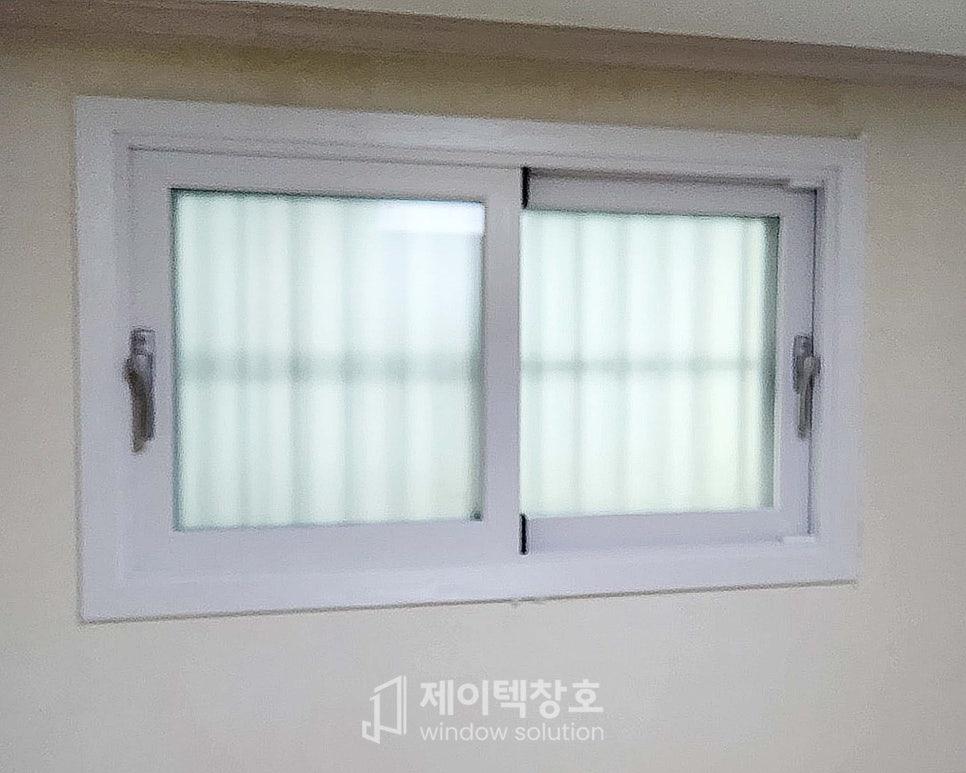흰색 커튼이 비치는 창호 근접 촬영 샷