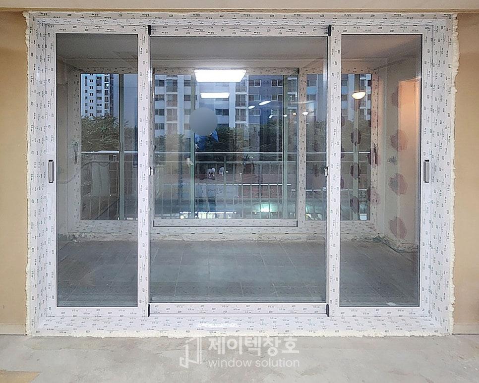 화이트 프레임의 슬라이딩 창호가 설치된 연결 공간