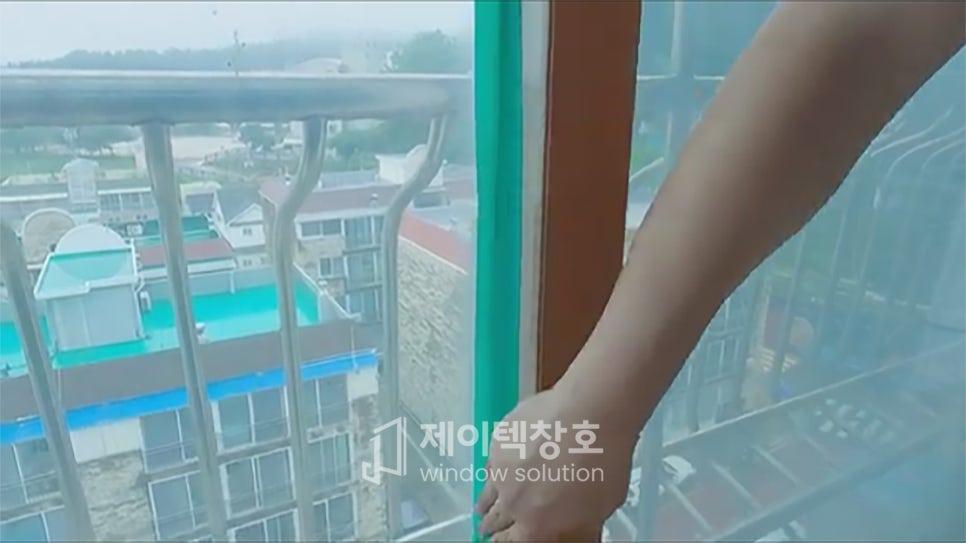 창호 프레임의 위치를 세밀하게 조정하는 모습