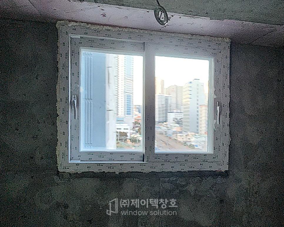 도시의 전경이 보이는 이중창 설치 모습