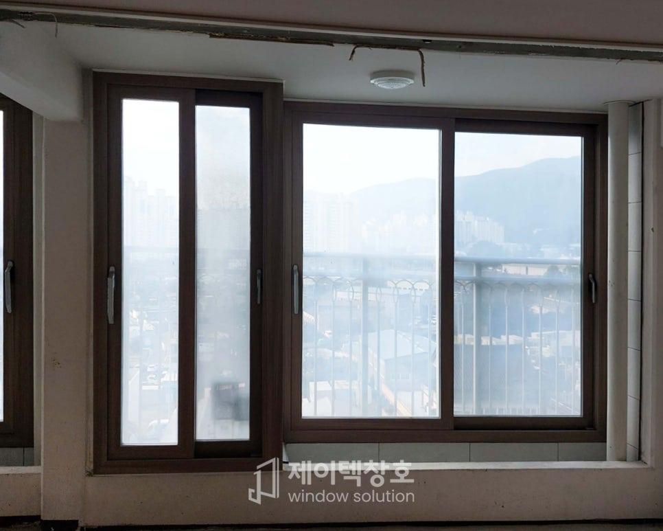 갈색 프레임의 두 세로 창으로 구성된 안방 창호 모습