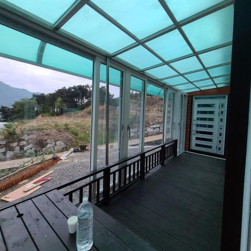 검은색 목재 바닥과 난간이 설치된 베란다 내부