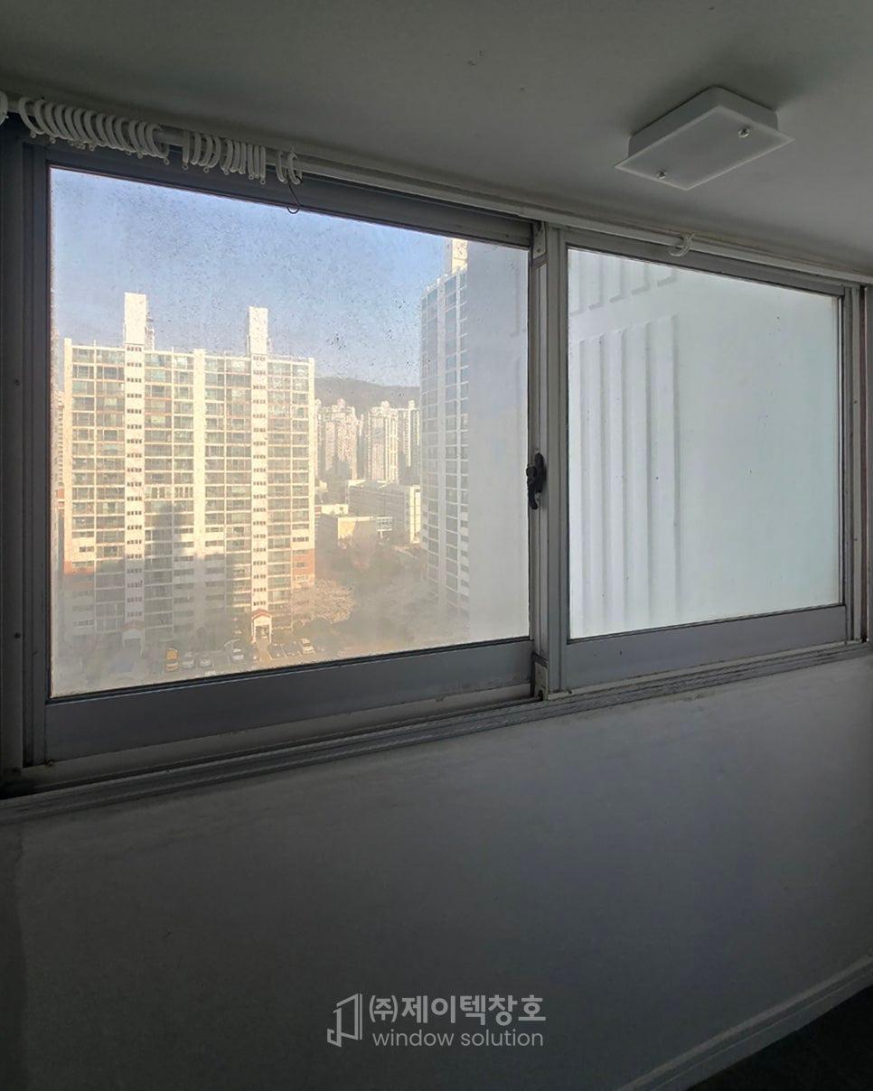 외부 전경이 시원하게 보이는 실내 창가