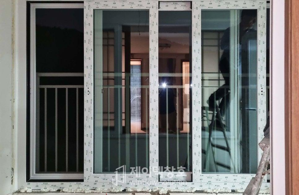창호 내부의 레일 구조와 유리 패널의 결합 상태