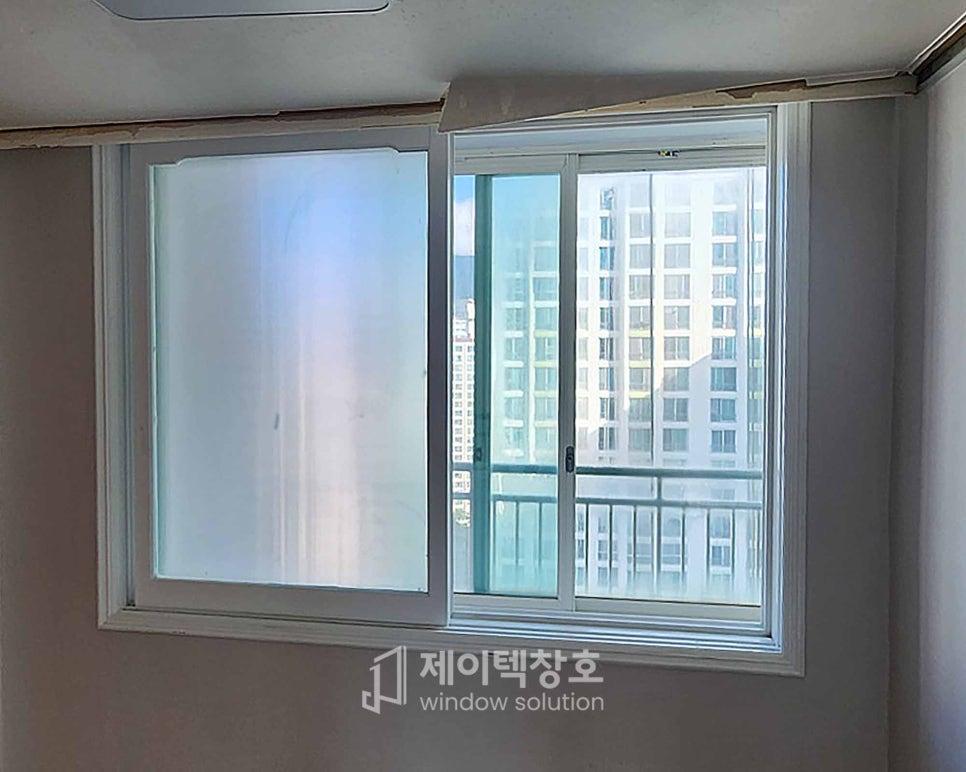 투명 필름 처리된 유리와 슬라이딩 창호의 모습