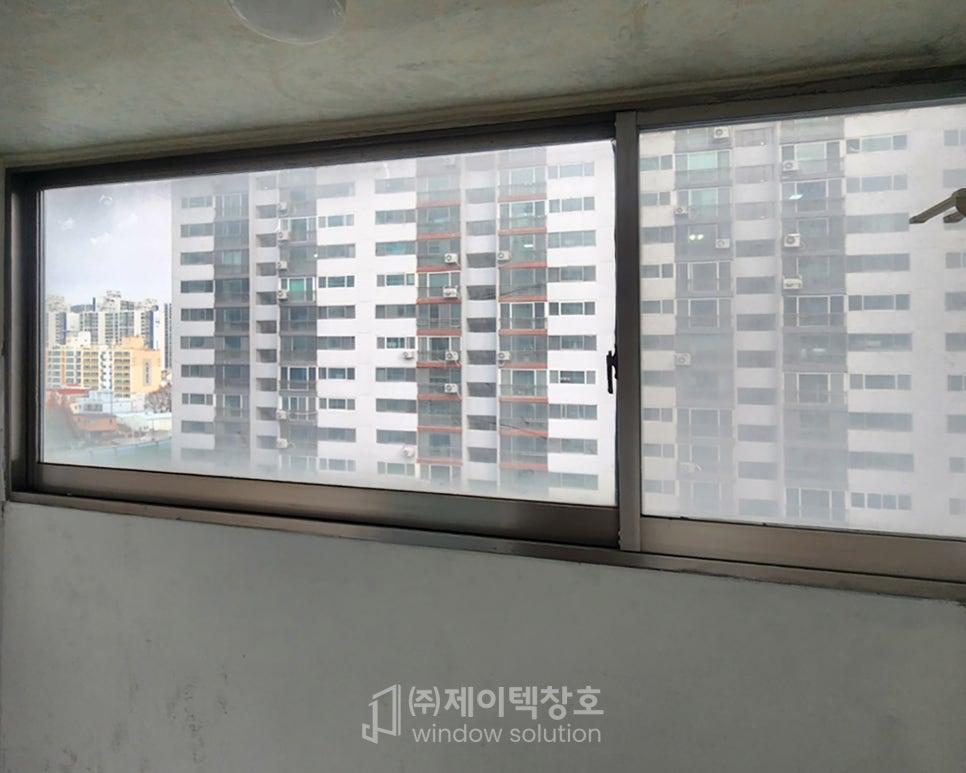 화이트로 정돈되어 빛이 예쁘게 드는 거실