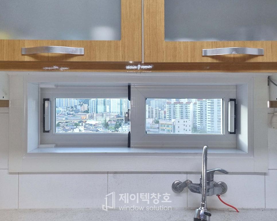 화이트 타일 및 우드톤 가구와 어우러진 주방창 완성 모습