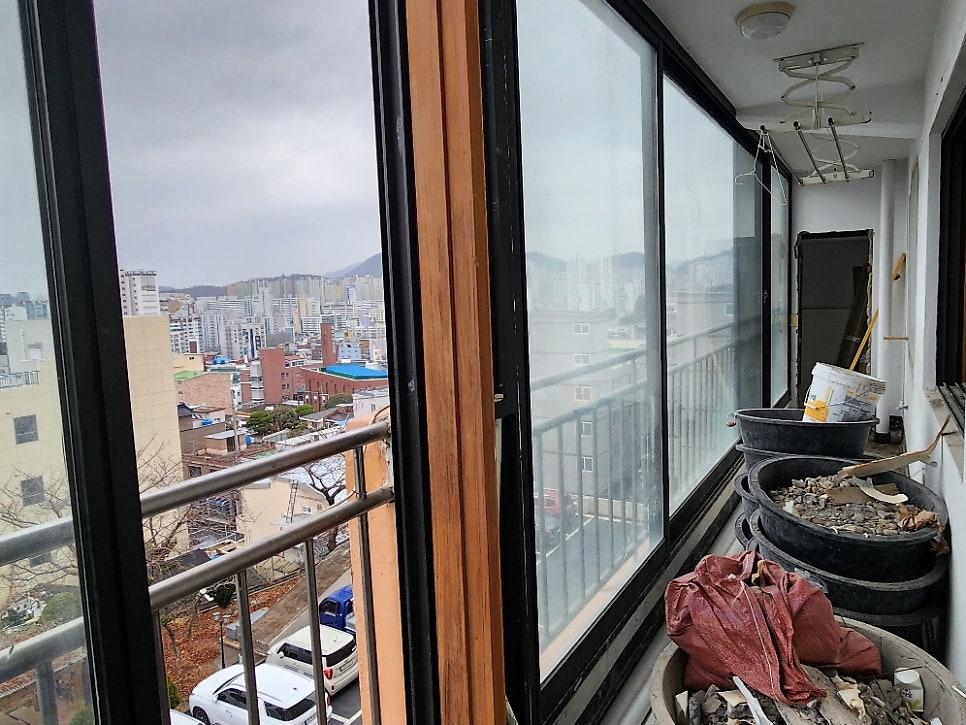 건설 자재가 배치된 발코니와 외부 전경