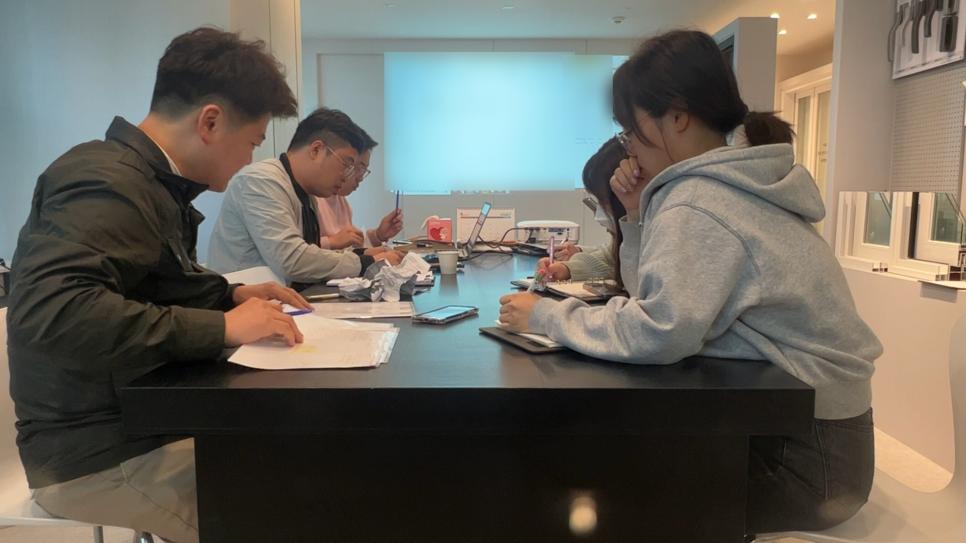태블릿과 휴대전화가 놓인 공간 전경