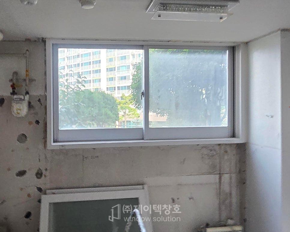 구조 변경이 진행 중인 주방 쪽 벽면