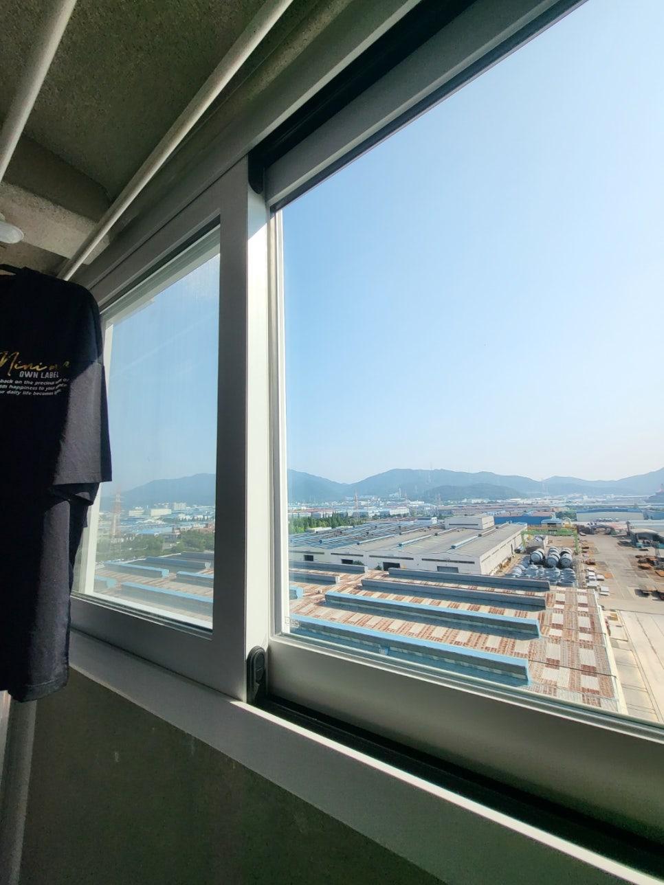 외부 산업 시설이 보이는 창호 프레임 내부