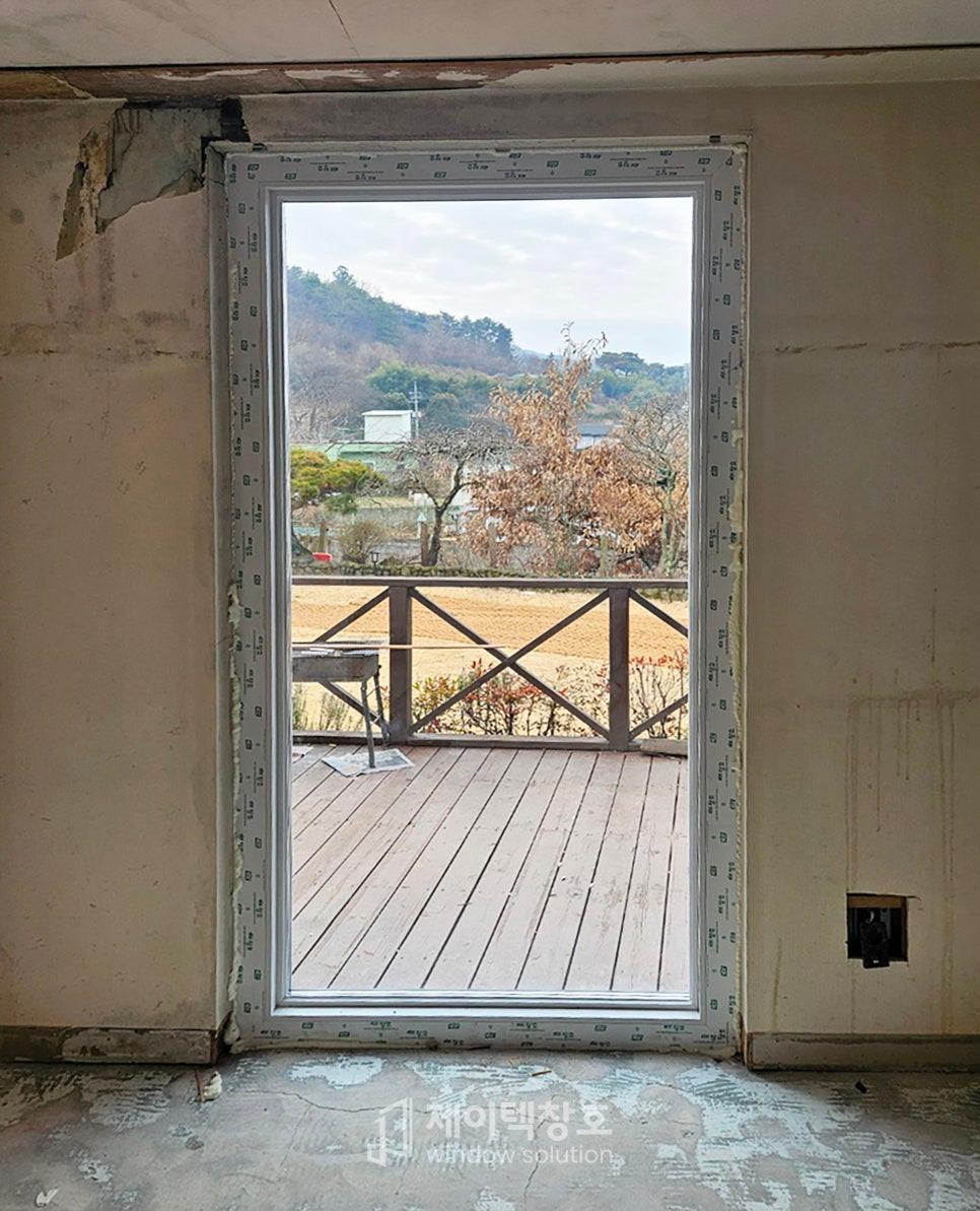 벽면에 안착된 창호 프레임과 주변 마감재
