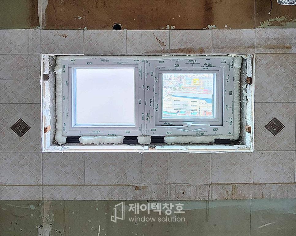 프레임 주변에 발포재를 삽입하여 틈새를 메우는 과정