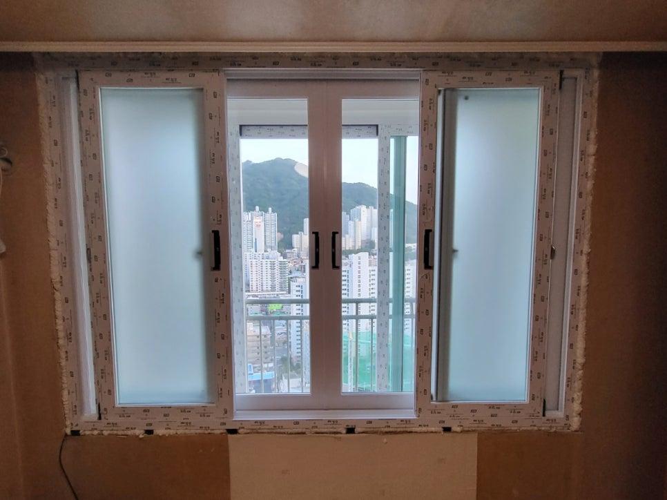 흰색 프레임과 희미한 유리 패널이 적용된 창호