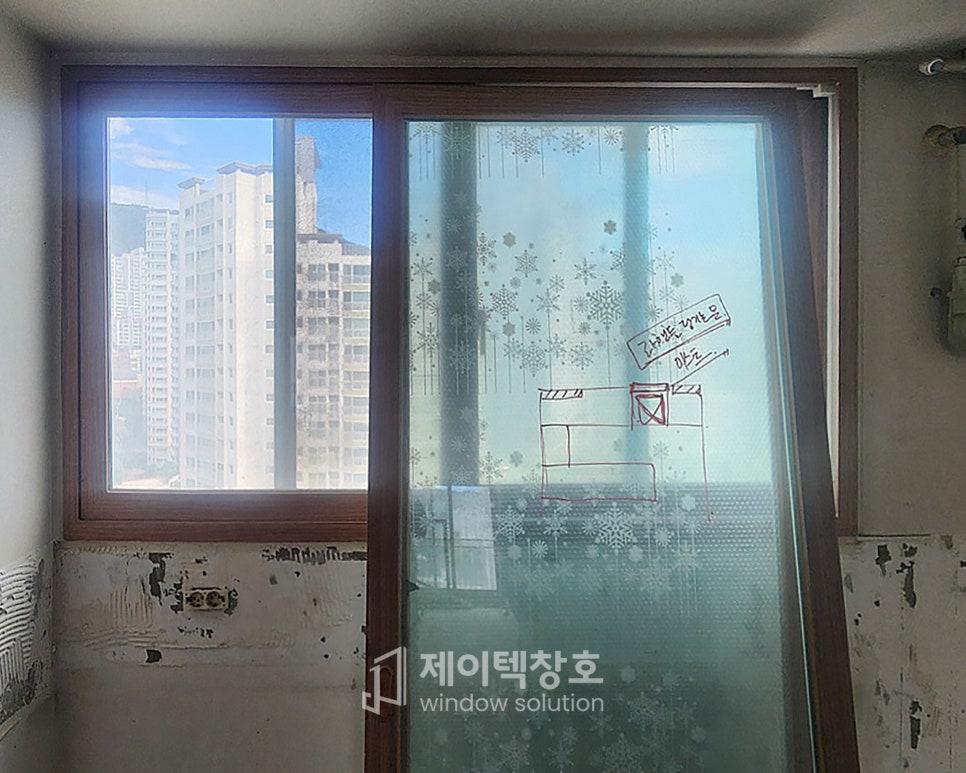 구조도가 그려진 유리와 벗겨진 벽면의 상태