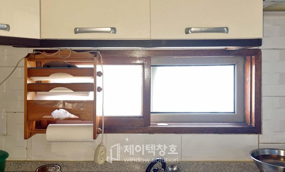 베이지색 캐비닛 아래 주방 창호 시공 과정