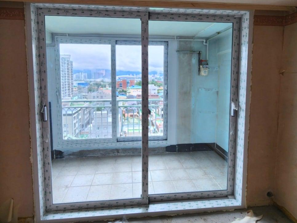 벽면 테이핑 작업 중인 발코니 창호