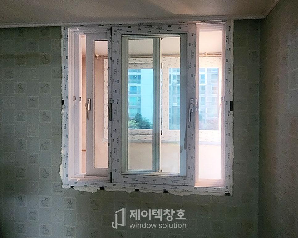외부 건물이 보이는 안방 발코니창 풍경