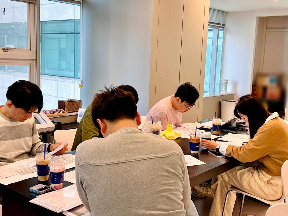 태블릿과 휴대전화로 데이터를 확인하는 모습