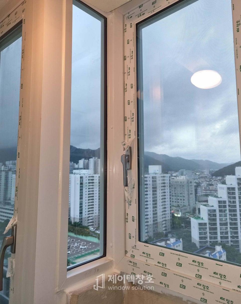 보조 보드가 설치된 창호 프레임 주변