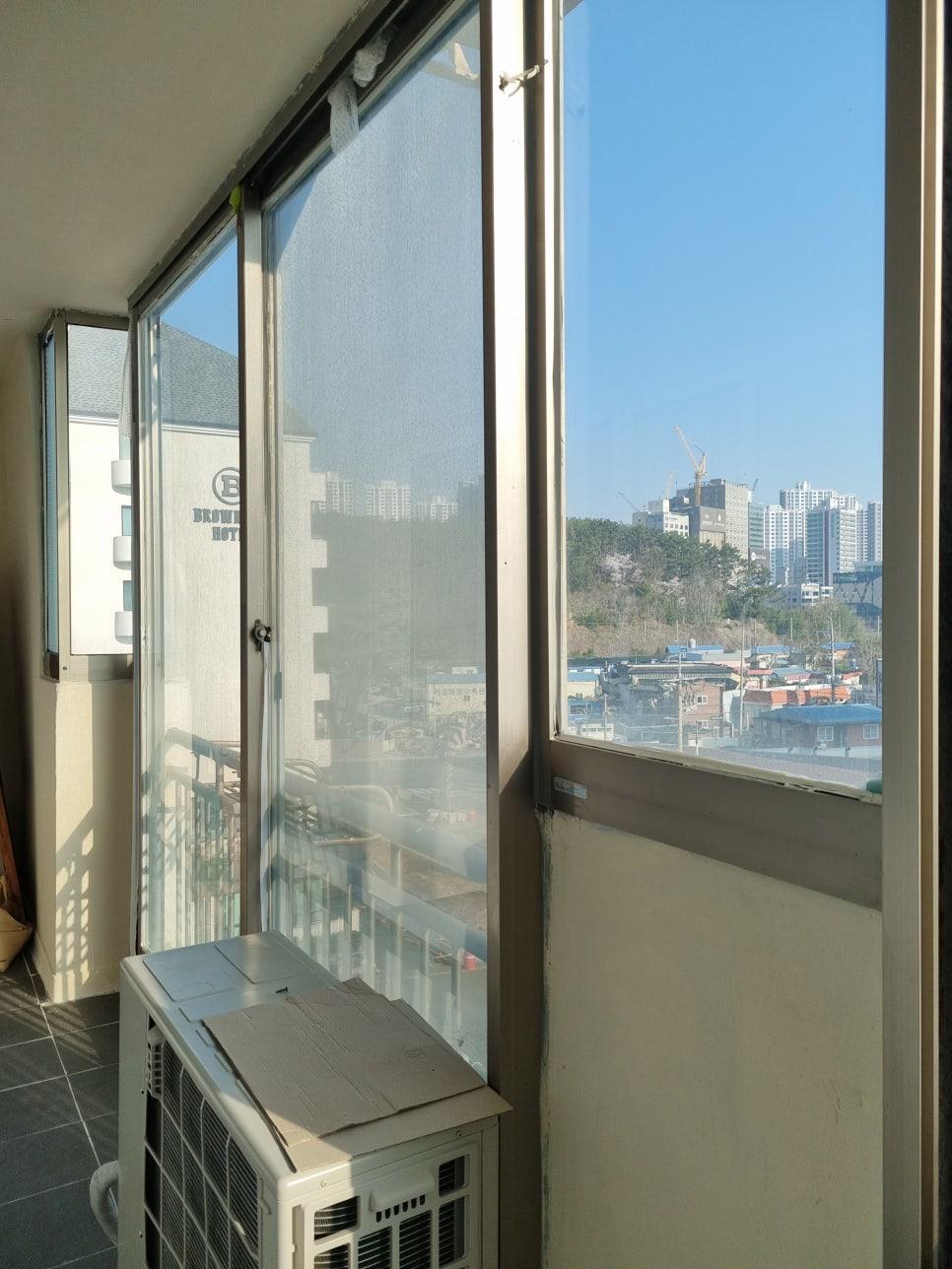 회색 타일 바닥과 흰색 벽면이 보이는 발코니 전경