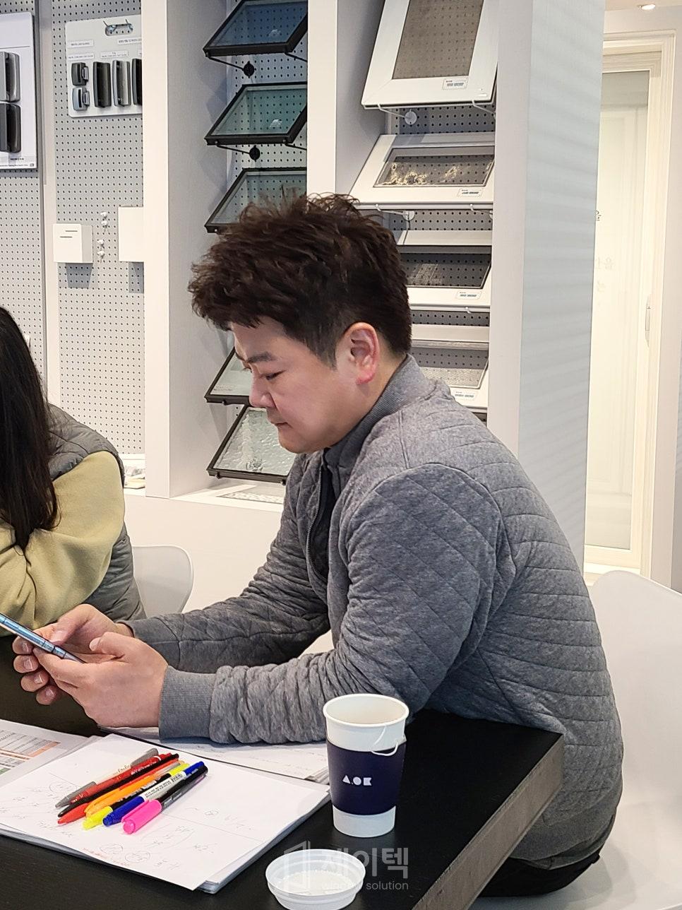 인테리어 제품들이 보이는 공간에서 상담하는 모습