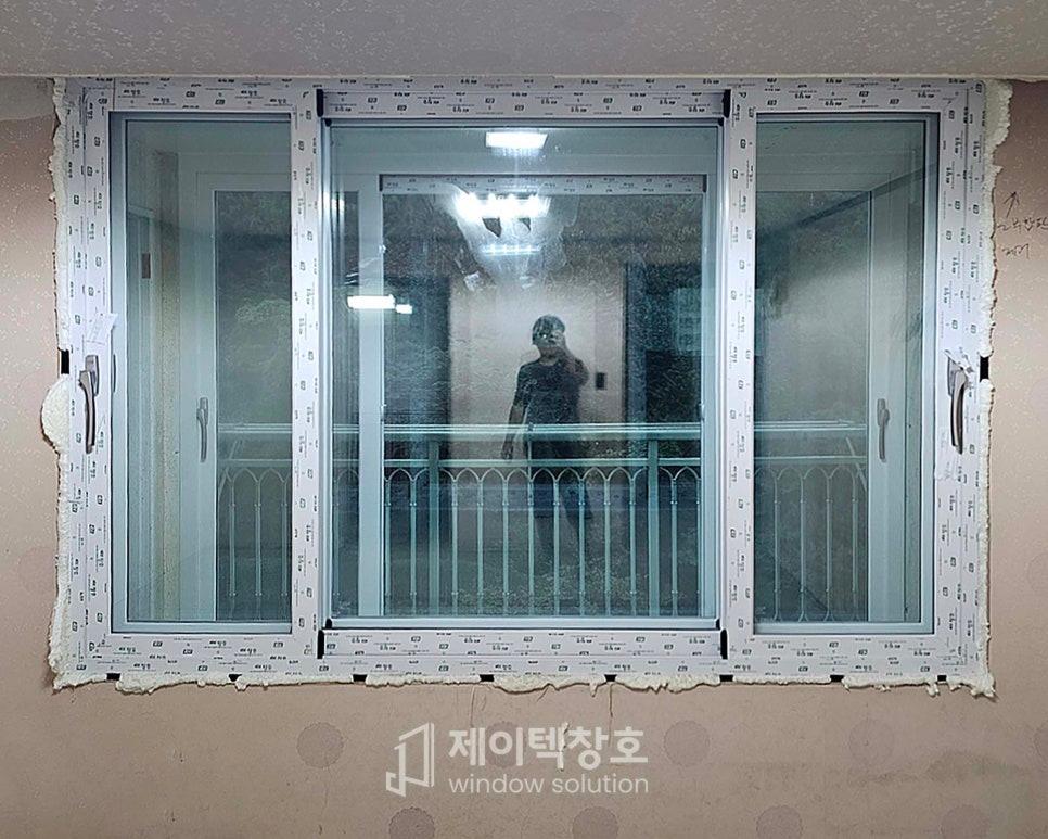흰색 보조재로 고정 중인 창호 프레임 근접 모습