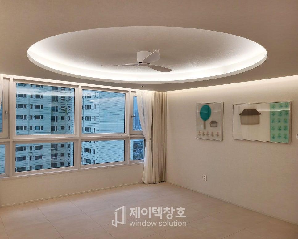 타일 바닥과 큰 창호가 어우러진 거실의 완성된 모습