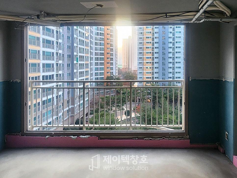 파란색과 녹색 벽면이 보이는 시공 전의 빈 공간