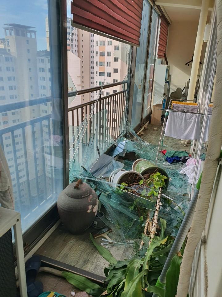 파손된 유리창과 잔해가 드러난 발코니 바닥