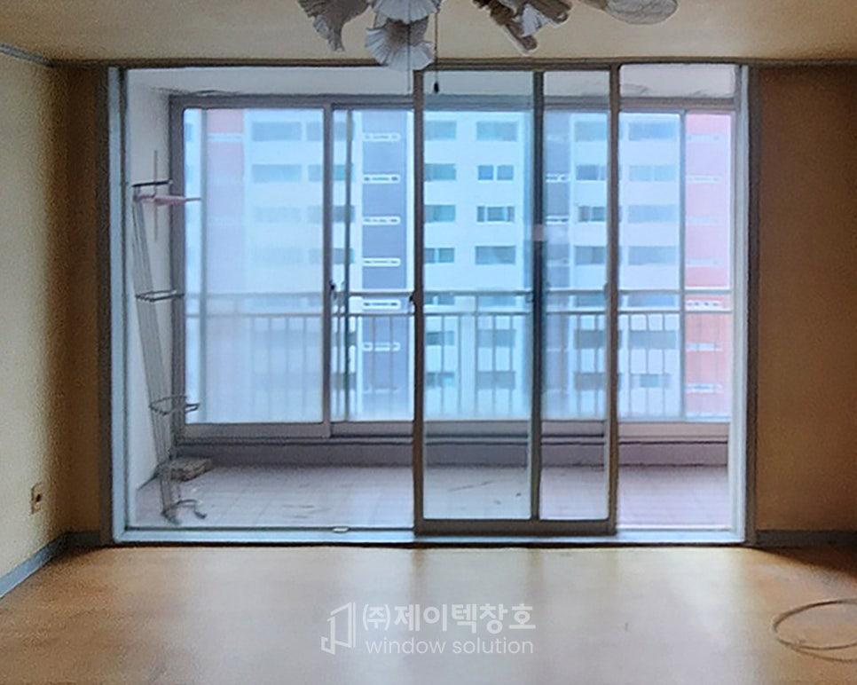 새 창호가 들어올 자리를 정돈하던 방 내부