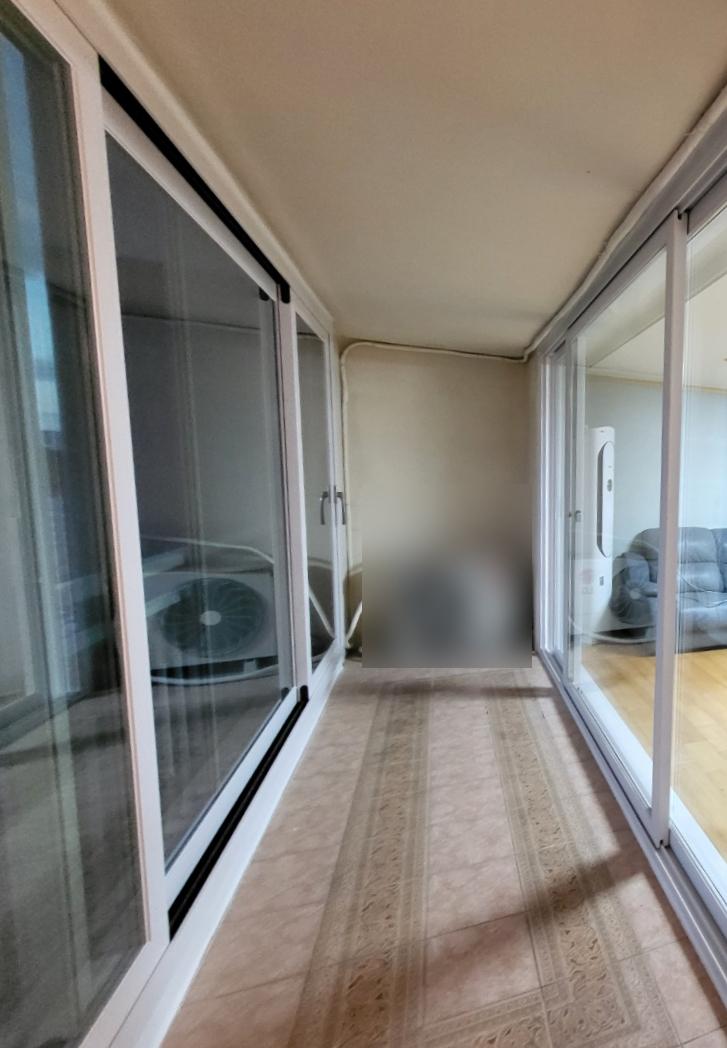 베이지색 타일 바닥과 슬라이딩 도어가 있는 발코니