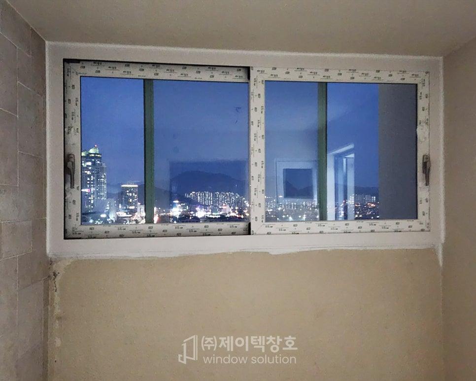 도시의 야경이 한눈에 들어오는 넓은 창과 흙색 벽면