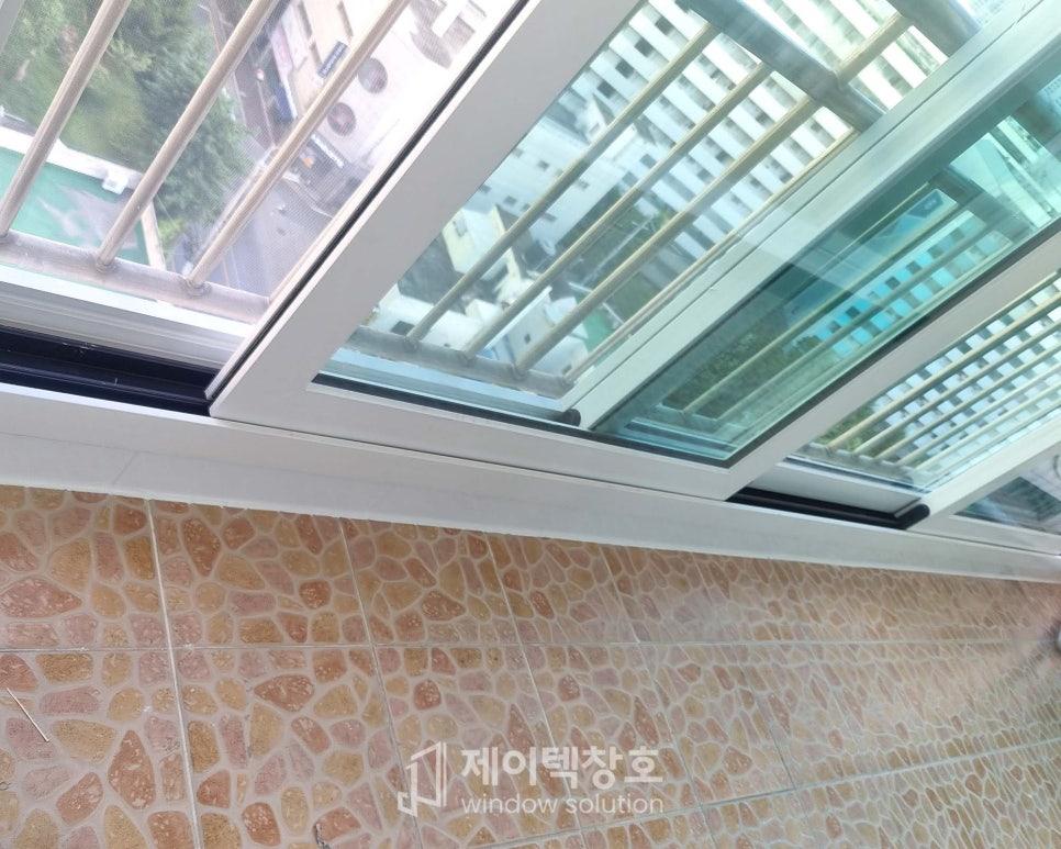 창호 상부 프레임과 하단 타일 마감이 맞물리는 근접 샷