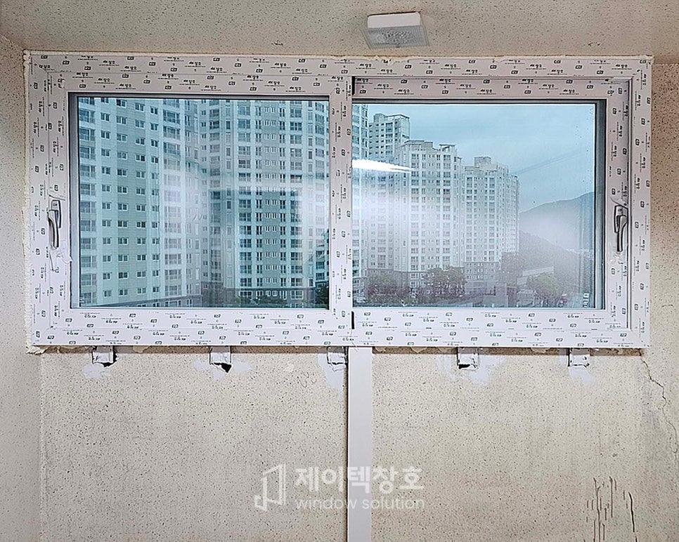 벽면 마감재와 맞닿은 창호 프레임의 디테일